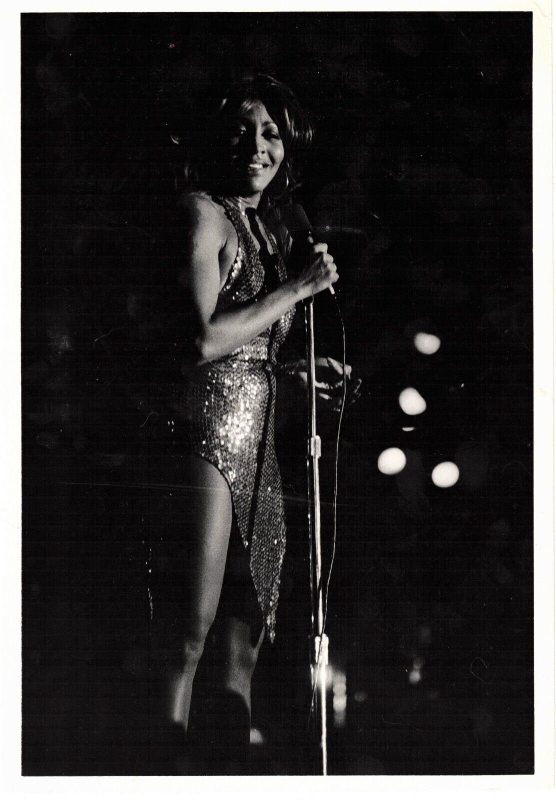 ORIGINAL 10 x 7 inches PHOTO. TINA TURNER (B)