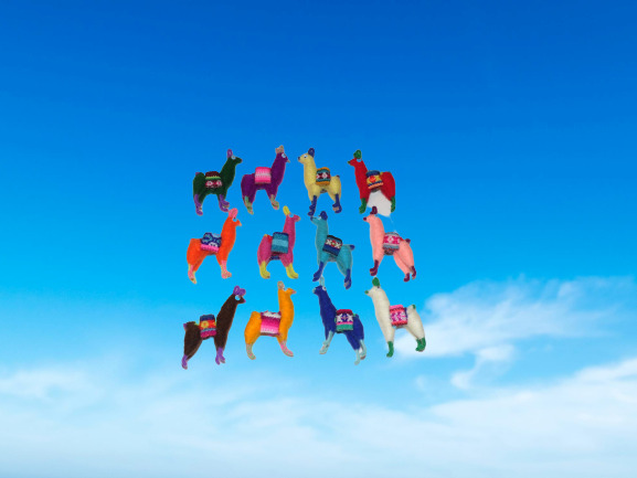 WHOLESALE LOT OF 100 ASSORTED HANDMADE REFRIGERATORS LLAMA  MAGNETS FROM PERU