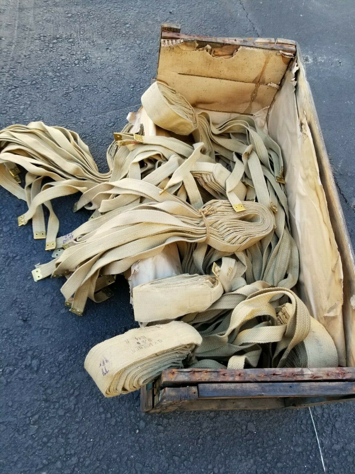 BRITISH WWII KHAKI CANVAS SHOULDER STRAP. WWII DATED.