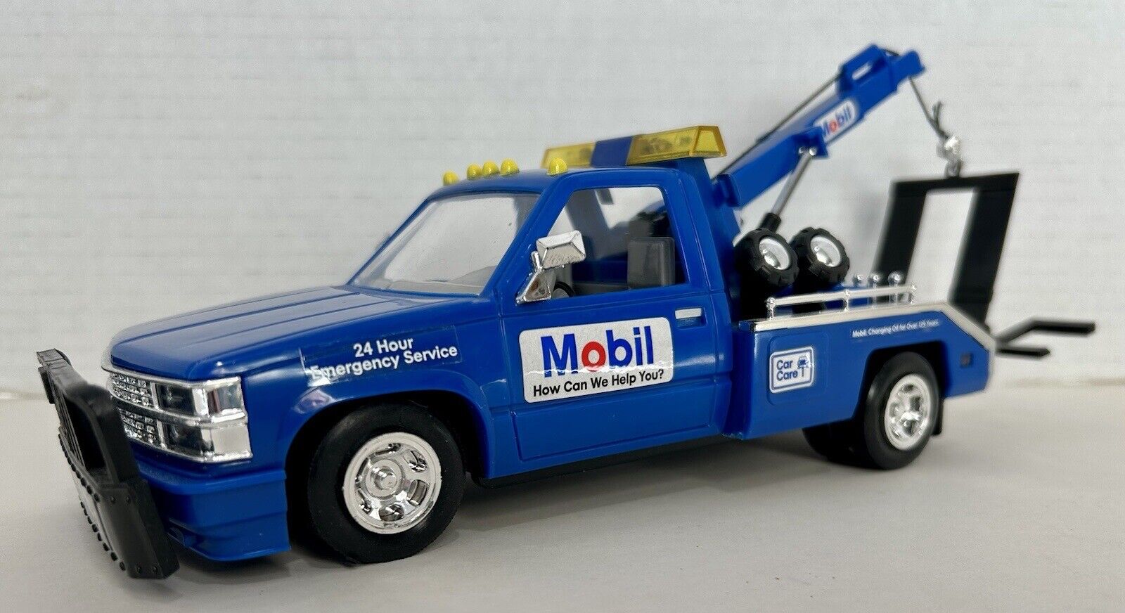 1995 Mobil Racing Collectible Toy Tow Truck Wrecker 1/24 Scale