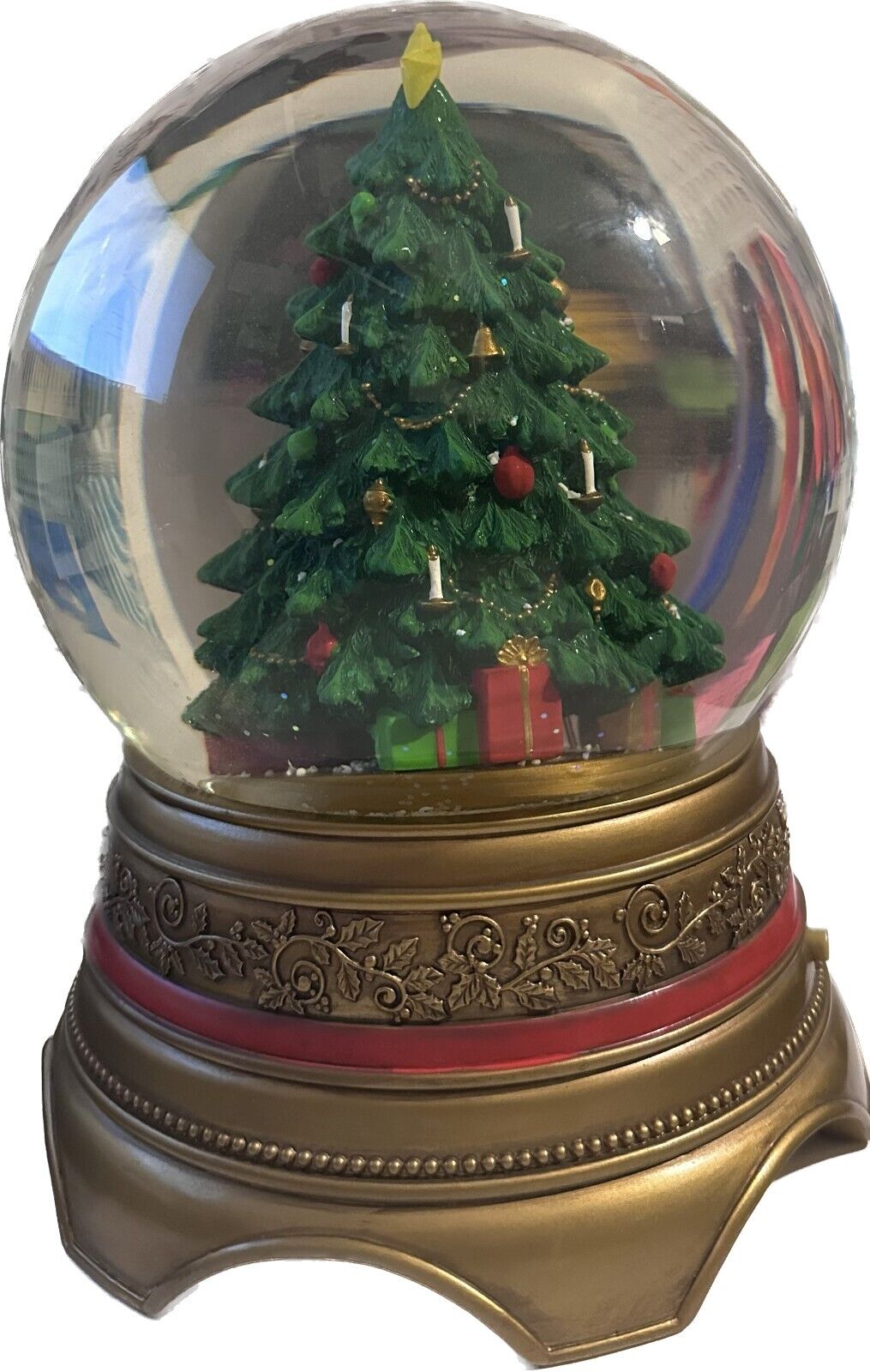 Musical Christmas snow globe