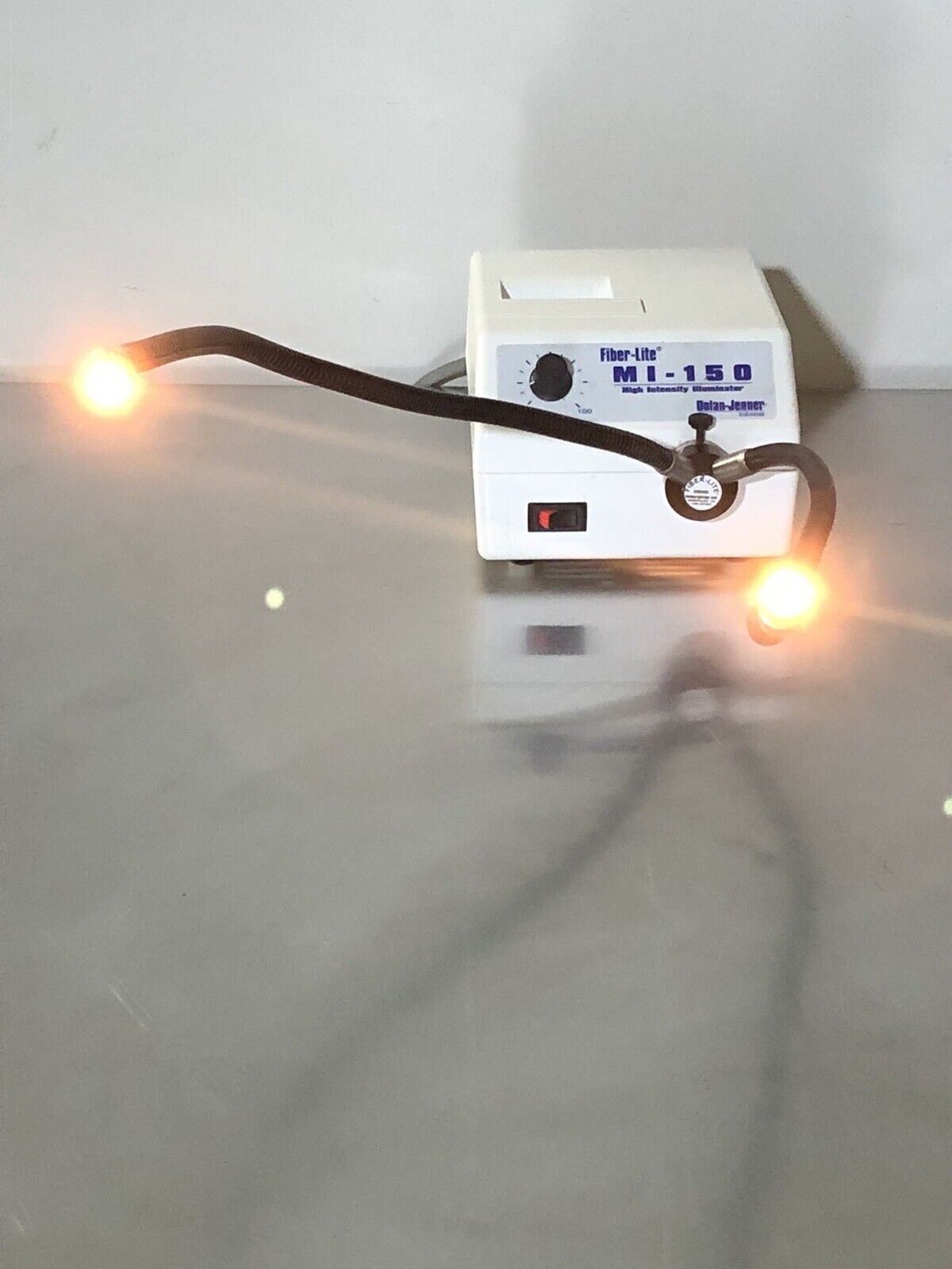 Dolan Jenner MI-150 Fiber Optic Illuminator w Fiber-Lite EEG2823M Dual Gooseneck