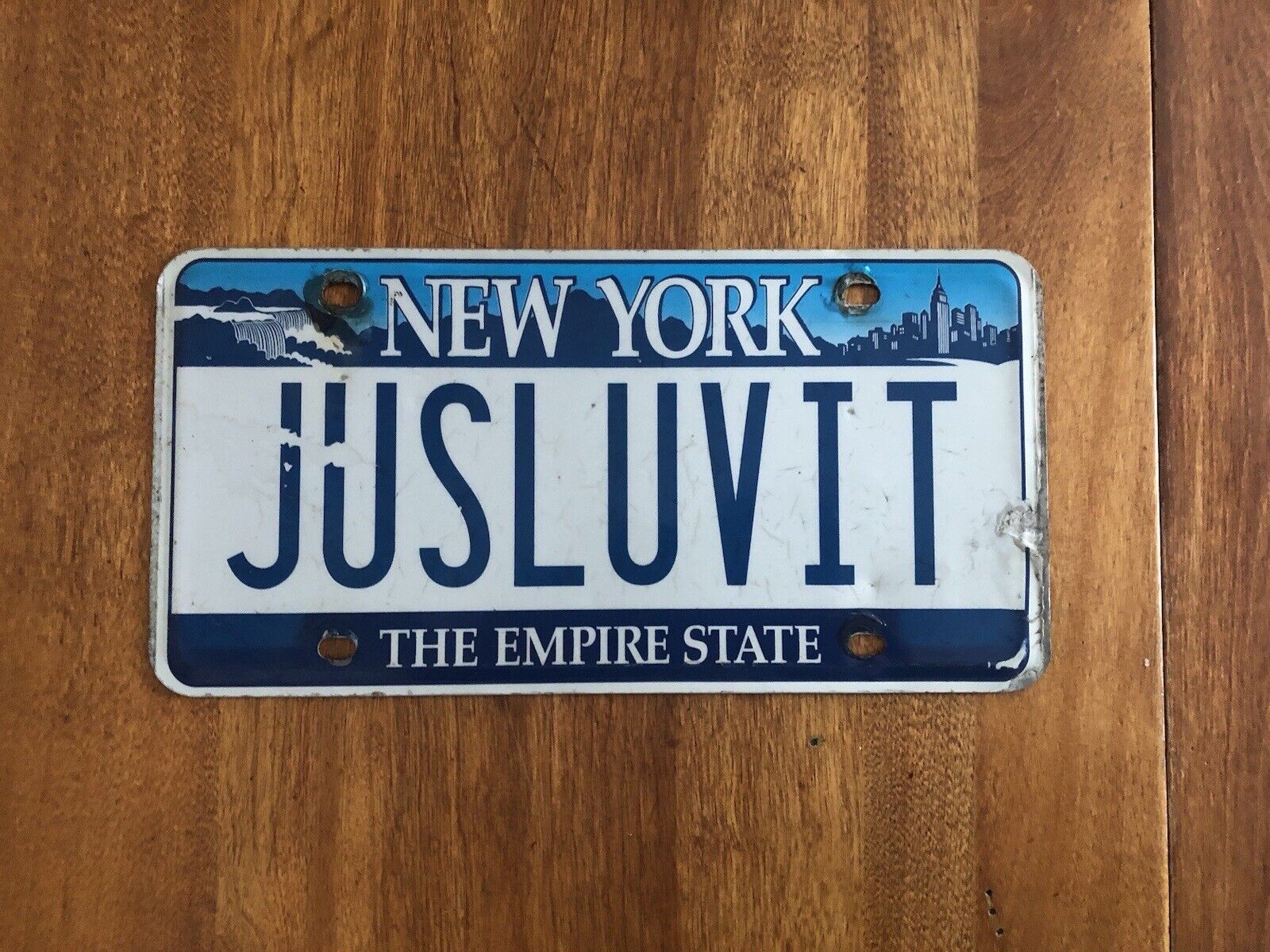 VTG. N.Y. BLUE SKYLINE VANITY LICENSE PLATE  JUSLUVIT  COLLECTOR,  DISPLAY